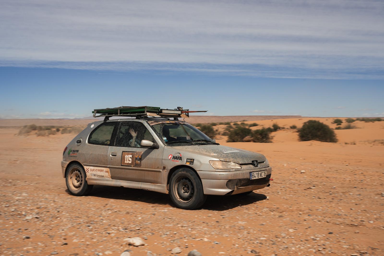 Peugeot 306 de la categoría DR 2 en el desierto de Marruecos
